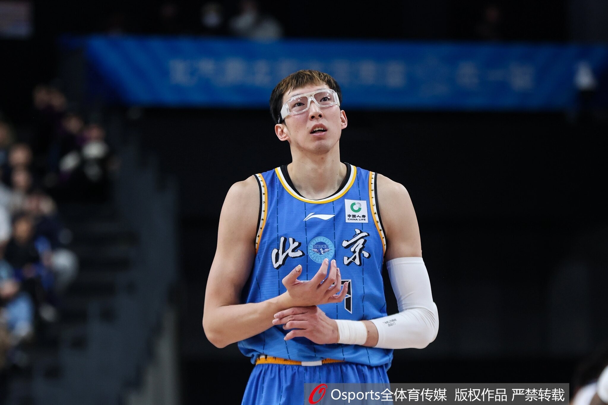 开云入口-进攻欲很低！周琦全场仅出手4次&amp;命中3球 得到7分8篮板2助攻