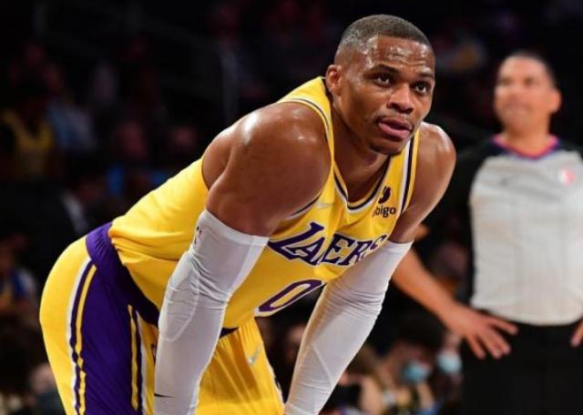 韦少季前赛发挥糟糕 某高管:再这样湖人会交易他